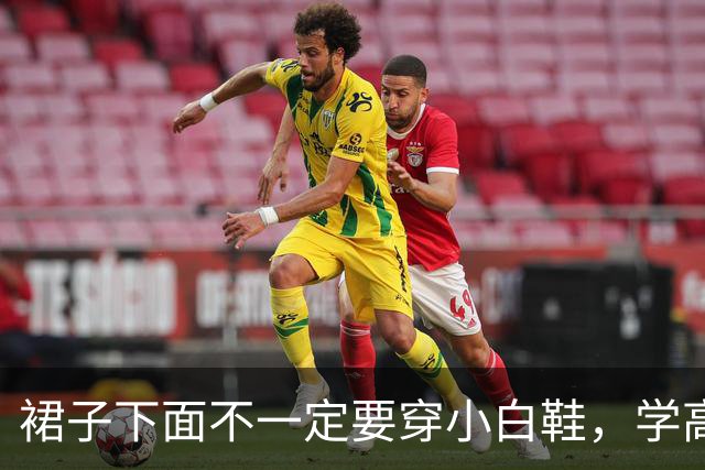 裙子下面不一定要穿小白鞋，学高圆圆、董洁这样穿，美得时髦优雅